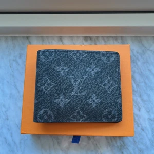 Svart plånbok / korthållare - Säljer en stilren svart plånbok med det klassiska monogrammönstret. Perfekt för att hålla dina kort och kontanter organiserade. Kommer i originalförpackning. Skriv gärna vid minsta fråga!😊