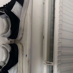 Valentino sneakers i svart och vitt - Snygga Valentino sneakers i svart och vitt med en cool camouflagemönstrad sula. Perfekta för en stilren look med en twist. Skorna har snörning och en klassisk design.