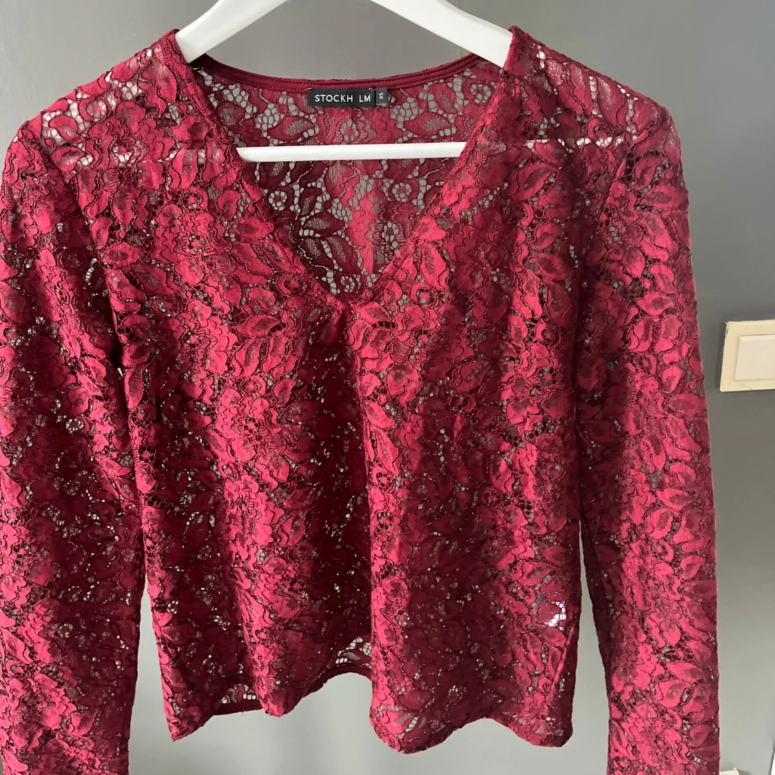 Vinröd spetsblus från Stockh LM - 3