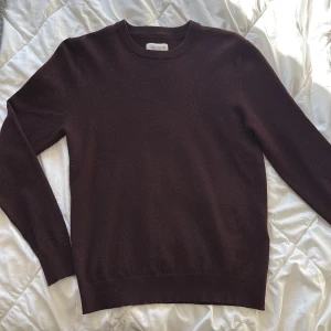 Tröja från These Glory Days - Säljer en stilren brun tröja från These Glory Days i mjuk och lyxig merinoull. Perfekt för kyligare dagar med sin klassiska design och långa ärmar. Ett måste i garderoben för den som älskar kvalitet och komfort. Storlek S men passat bättre XS