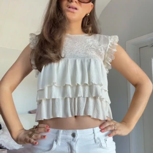 Vit volangtopp med spetsdetaljer - Supersöt volangtopp från Zara! Storlek S