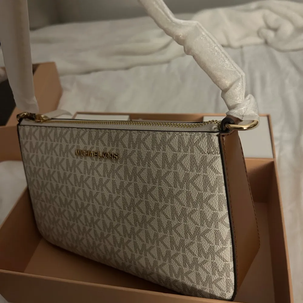 Snygg beige axelväska från Michael Kors. Väskan har ett stilrent MK-mönster. Helt ny & oanvänd 💕(Skriv gärna för frågor) fast pris! . Laukut & Käsilaukut.
