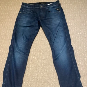 Mörkblå  Replay Anbass Hyperflex - Snygga mörkblå jeans från Replay i storlek W29 L32. Perfekta för en stilren look. Märkesdetaljer på fickan ger en extra touch. Modellen heter Anbass hyperflex, och är väldigt bekväma! Vid frågor och funderingar är det bara till att meddela!