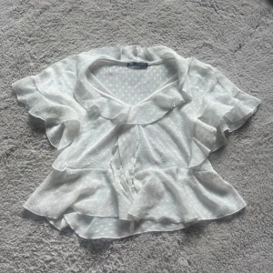 Vit Zara topp - Säljer denna blus då den aldrig används. Genomskinlig 