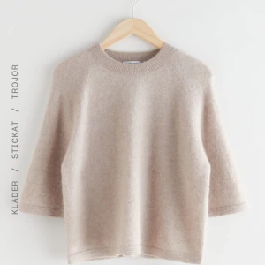 Beige stickad tröja - Mysig beige stickad tröja från & other stories. Endast använd cirka tre gånger.