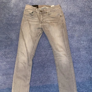 Dondup george grå - Sjukt snygga gråa Dondups i storlek 30. Nästintill nyskick utan defekter! Tveka inte på att höra av dig vid intresse