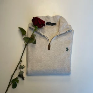  Ralph Lauren tröja - Säljer en stilren beige tröja från Ralph Lauren med halv dragkedja och broderad logga på bröstet. Perfekt för en avslappnad och snygg look. Tröjan är i underbart skick och är perfekt för våren som kommer! Pm vid frågor! 🍍🍭