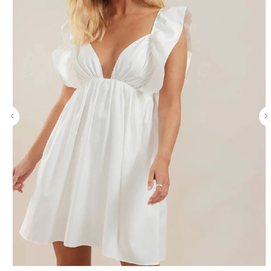 Vit klänning med volangdetaljer