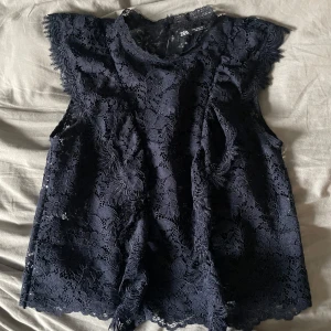 Mörkblå spetstopp från Zara - Mörkblå spetstopp från Zara. Säljer då den inte kommer till användning.