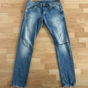 Dondup jeans Sam  - Säljer ett par unika jeans från Dondup med feta slitningar. Modellen är Sam och sitter mer avslappnat än ex. George. Sam är enligt mig det. Hör av dig om du undrar något!