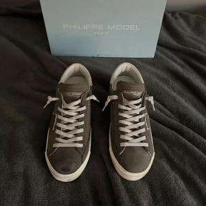 Philippe Model skor - Skitsnygga Philippe Model skor som e helt nya. Är perfekta för nu inför våren. Hör av er angående frågor.