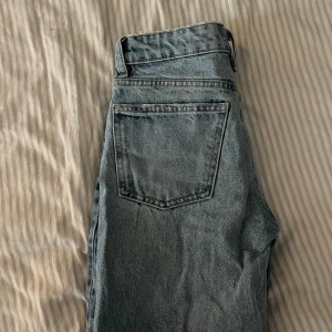 Zara jeans - Mid rise straight leg jeans från Zara i gott skick 