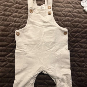 hängselbyxor för barn - Superfint skick! Tvättat parfymfritt och kommer från ett djur och rökfritt hem!