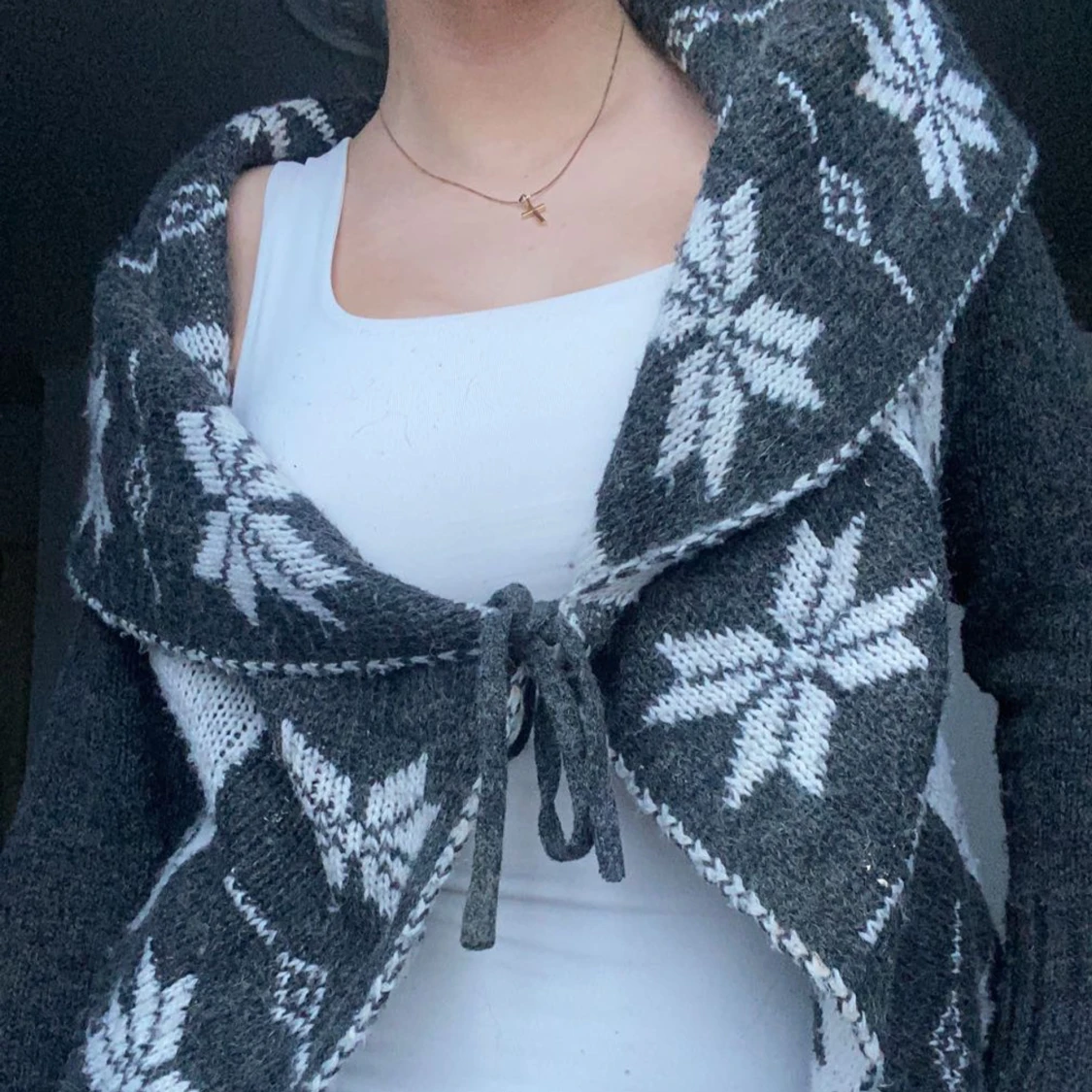 Grå kofta med snöflingemönster - 1