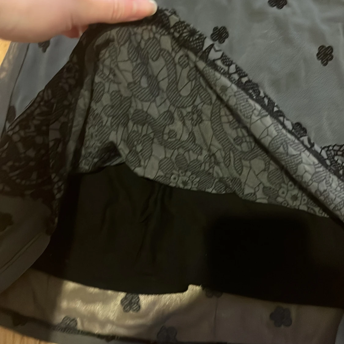 Svart och grå topp med spetsdetaljerstorlek XS - 2