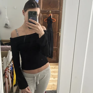 Svart offshoulder topp - Använd nästintill aldrig. Lägg prisförslag om ni vill pruta!🫶🏻