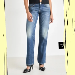 Blå jeans från Weekday - Snygga blå jeans från Weekday i modellen Arrow Low Straight. Perfekta för en avslappnad stil med en rak passform och låg midja. Knappt använda, jättefint skick.