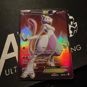 Mewtwo EX Pokémonkort - Säljer ett Mewtwo EX Pokémonkort med holografisk effekt. Kortet har 170 HP och inkluderar attacker som Shatter Shot och Damage Change. Perfekt för samlare eller Pokémon TCG-spelare.