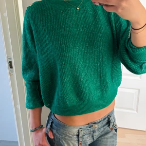 Grön glittrig tröja - .Säljer en super snygg grön tröja från Holly & whyte. Har bara använts ett få tal gånger. Passar bra till både jeans och kjol. Perfekt för en kväll ute eller en festlig tillställning. Den är i storlek L fast passar bra till mig som är Xs-S💕