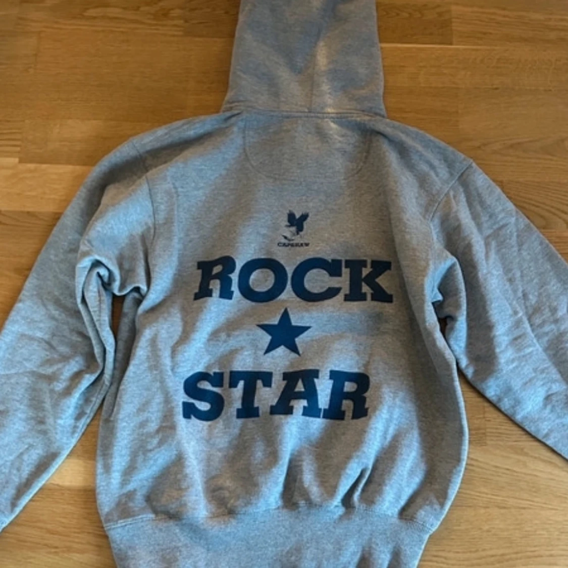 Grå hoodie med tryck - 1