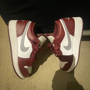 Jordan 1 low ”Bordeaux” - Jätte snygga jordan 1 low. Knappt använda och för små för mig nu. Priset är inte hugget i sten!!