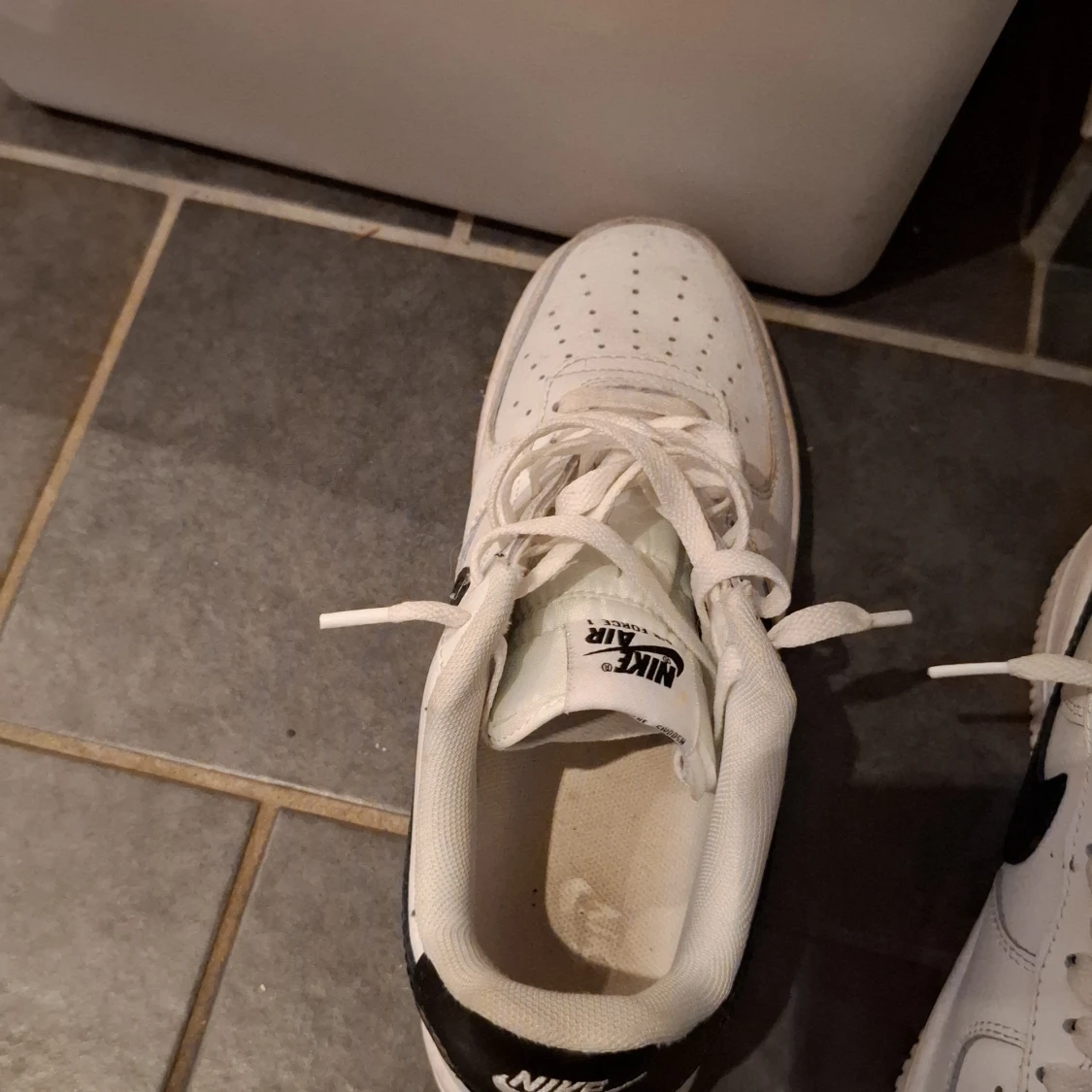 Nike Air Force 1 i vitt och svart - 2