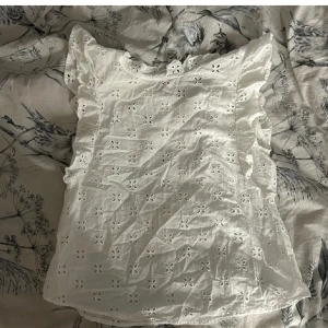 H&M blus - Säljer denna gulliga blusen då den inte passar❤️pris kan diskuteras 