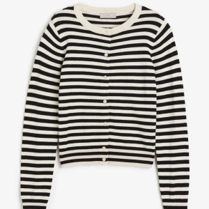 Randig kofta i svart och vit - Säljer en superfin randig kofta i svart och vit. Den har långa ärmar och knappar hela vägen fram. Från H&M å använd fåtal ggr🤍🖤