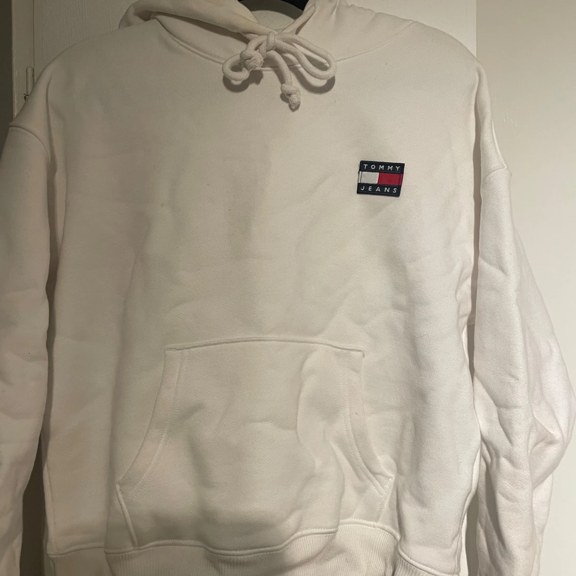 Vit hoodie från Tommy Jeans