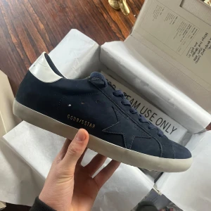 Golden goose skor - Hej! Säljer nu dessa golden goose i marinblå suede. Skorna är i princip helt nya. 🌟Box, äkthets certifikat och dustbag tillkommer.👏Hör av dig vid frågor eller funderingar!🤩