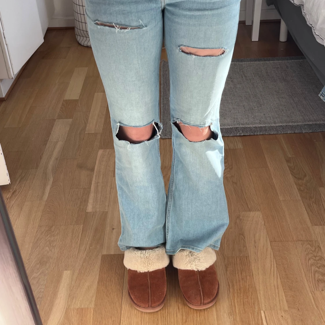 Ljusa jeans med slitningar - 2
