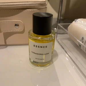 Carashmellow Eau de Parfum från Essnce - Carashmellow Eau de Parfum från Essnce. Endast testad några gånger men mycket kvar💕 50ml