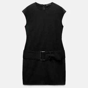 Klänning med skärp - Svart klänning med skärp från Zara. Aldrig använd!! Storlek S💕💕