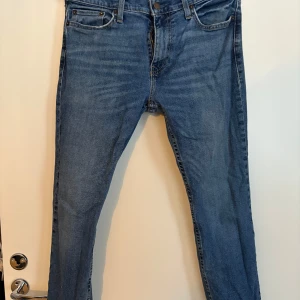 Blå jeansbyxor - Snygga blå jeansbyxor med klassisk femficksdesign och knappgylf. Perfekta för en avslappnad stil. Passformen är normal och de har en tidlös look som funkar året runt. Storlek 30/30