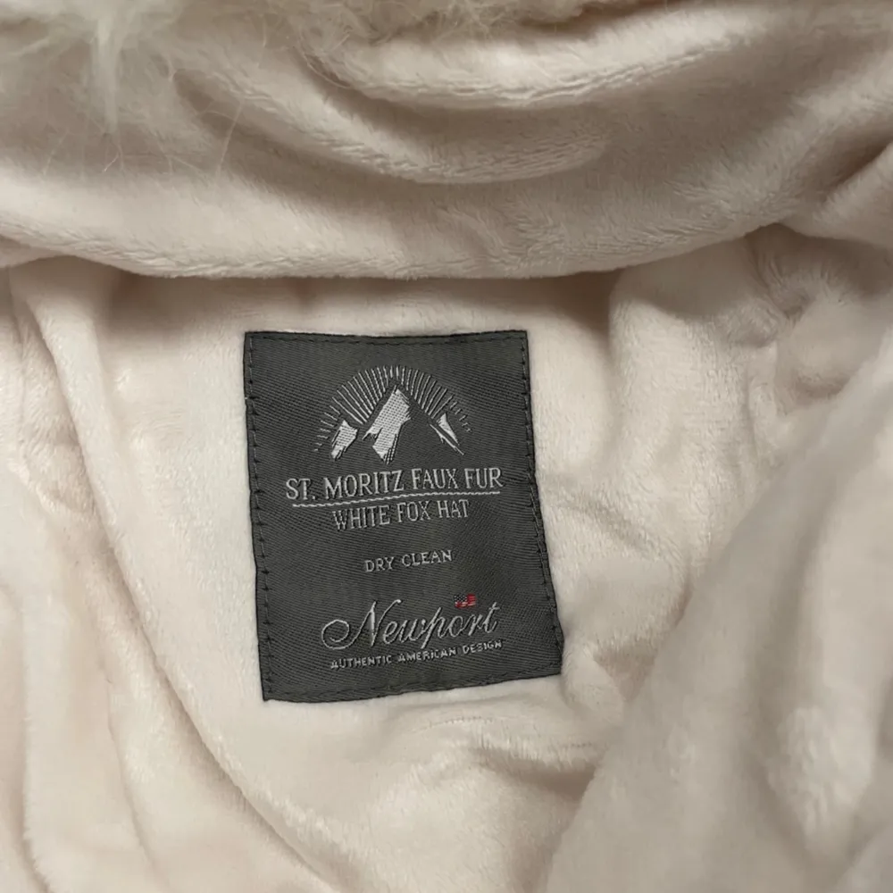 Säljer en lyxig vit pälsmössa från Newport, St. Moritz Faux Fur White Fox Hat. Mössan är i storlek small/medium och har ett mjukt, fluffigt utseende med knytband under hakan. Perfekt för kalla vinterdagar. Helt ny🥰nypris 1500kr. Asusteet.