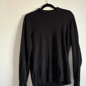 Svart stickad tröja - Säljer en svart långärmad stickad tröja. Passar bra till vad som helst. Perfekt för höst och vinter.