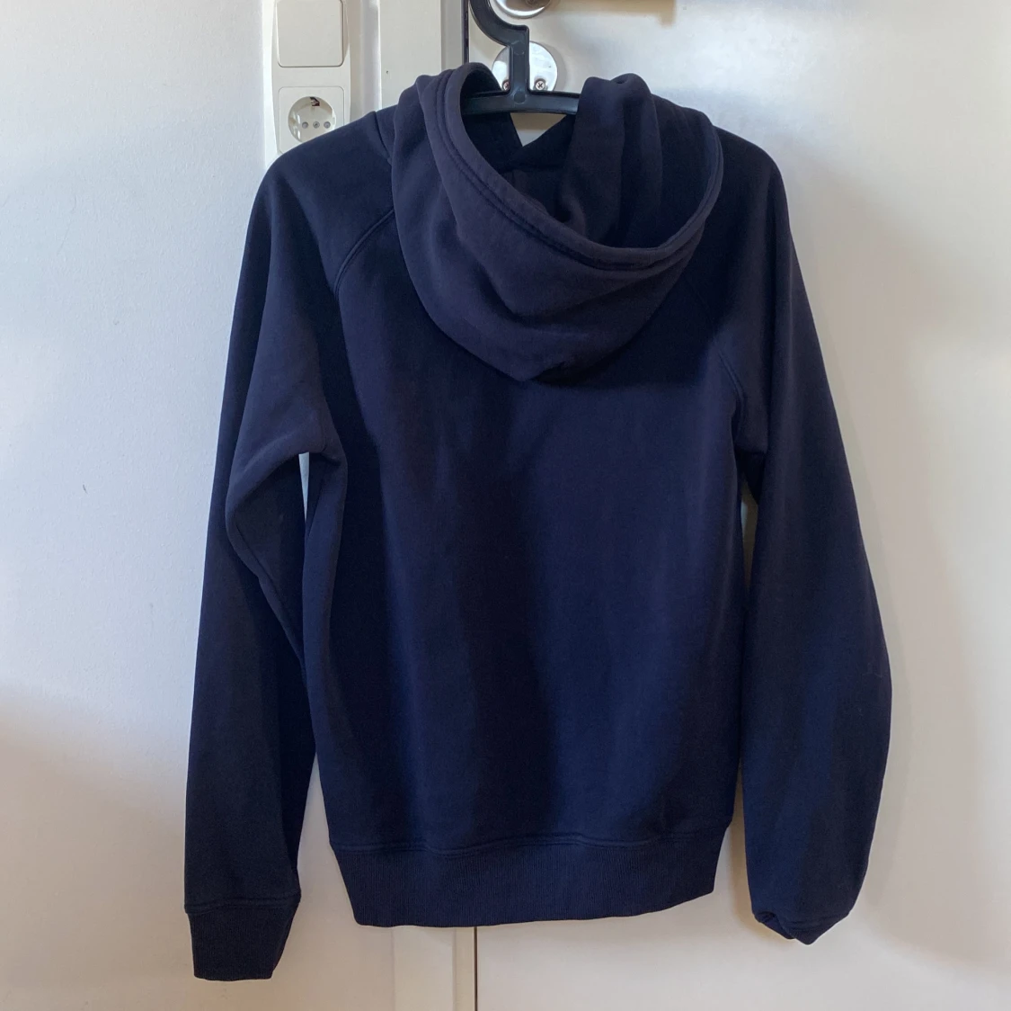 Mörkblå hoodie från GANT - 1