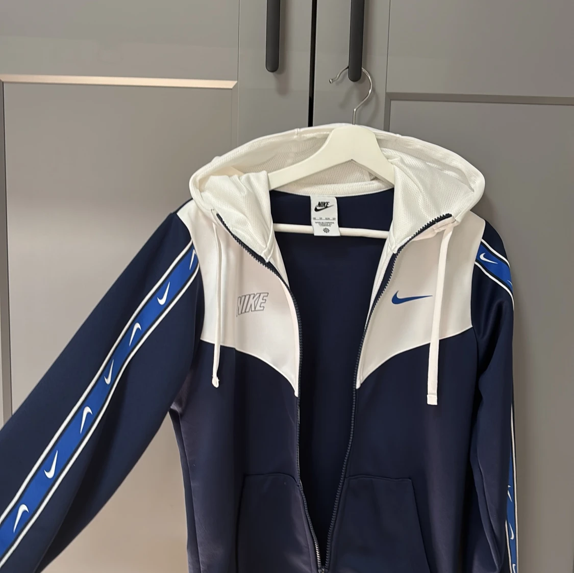 Blå och vit hoodie från Nike - 2