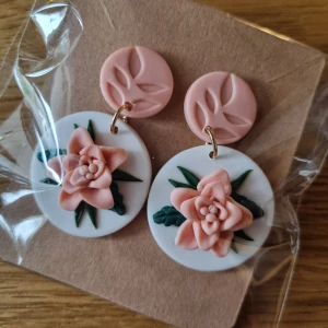 Handgjorda örhängen  - Säljer ett par unika, handgjorda örhängen av polymer clay. Storlek 3cm