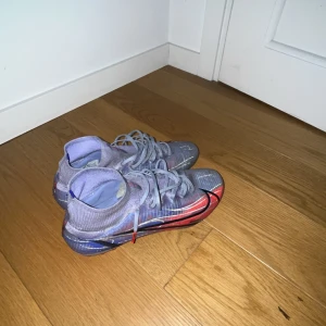 Nike fotbollsskor  - Skick 9/10✅ inga skador eller defekter ändast lite mindre smuts. Storlek 42-42,5 men passar 41 också. Riktigt snabba och snygga skor. Detta är den högsta och proffsigaste modellen av Nikes fotbollskor. Mvh LÉ