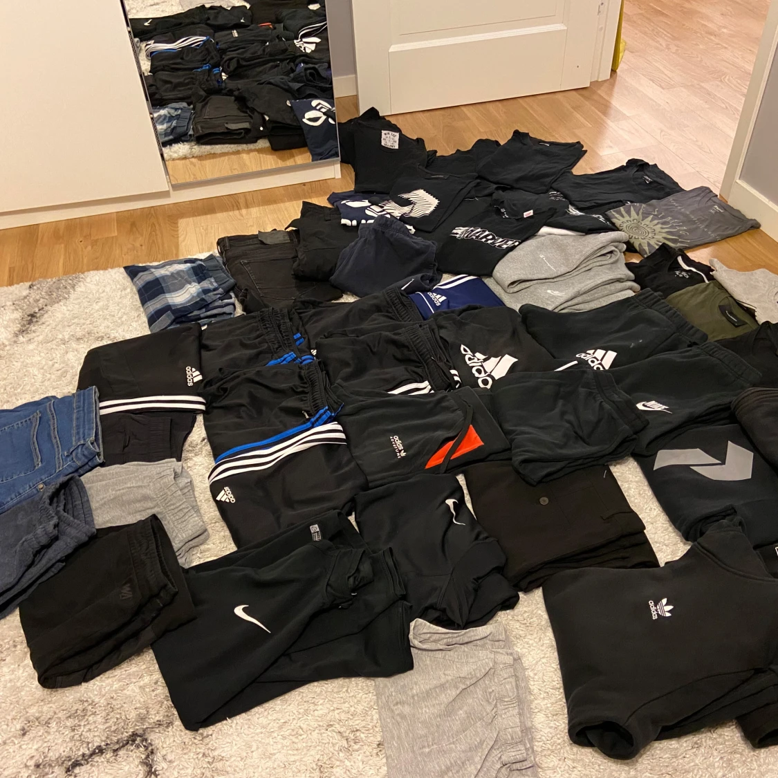 Svart t-shirt med randigt tryck