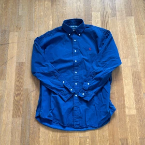 Ralph lauren skjorta - Blå ralph lauren skjorta i bra skick utan några deffekter. Vid några frågor så är det bara skriva. Är inte denna ralph lauren tröja rätt för dig kolla då in någon av mina andra.