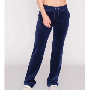 Mörkblå juicy byxor  - Säljer mina mörkblå juicy couture byxor! Använda men fint skick💕skriv privat för Egan bilder☺️nypris 1200