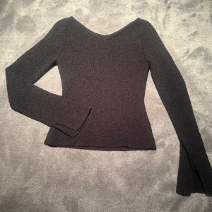 Svart stickad tröja  - Säljer en helt ny svart stickad tröja med v-ringad hals från H&M. Tog bort prislappen men har aldrig använt 🥰