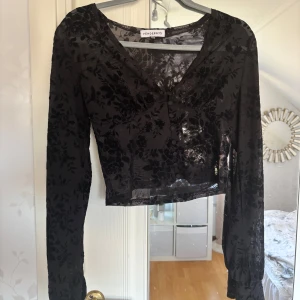  blommig spets topp Venderby's - Spetstopp med blom tryck på ifrån venderbys. Finns inte att få tag på hemsidan längre. I jätte bra skick!