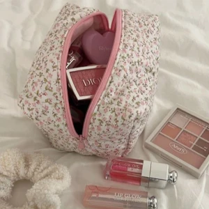 Necessär - Såå gullig egensydd necessär perfekt att ha sitt smink i💕Finns också i andra färger o mönster att välja mellan så det går bra att välja färg på tyg och dragkedja själv💗(Första bilden är lånad)