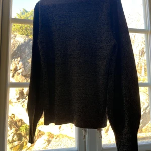 Guldig&svart tröja - Säljer nu denna guldiga&svarta tröja eftersom den inte kommer till andvändning längre. Den är i storlek L men sitter som om den hade varit en M/S, den är även max andvänd 3 ggr. ❤️skriv för mer info eller bilder🥰