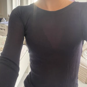Svart långärmad topp från COS - Säljer min svarta långärmade topp från COS. Toppen har ett mjukt och skönt material.