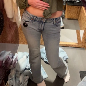 Ljus blåa weekday ”Low Flared Jeans” - Super snygga lågmidjade bootcut jeans, skriv för mer info osv!!