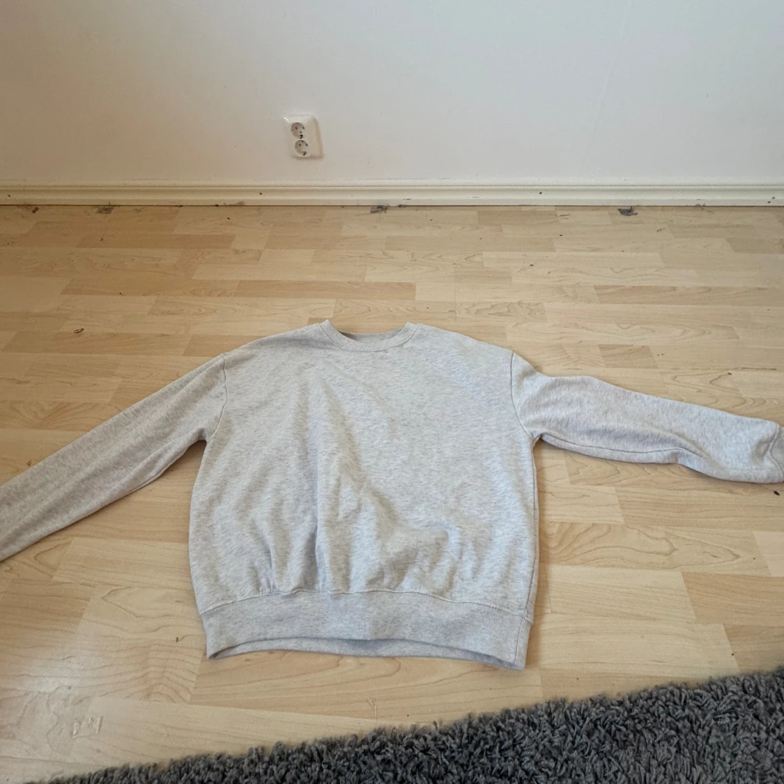 Grå sweatshirt från 157